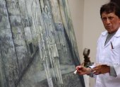 El pintor Hernán Illescas, frente a una de sus obras que expone desde este miércoles 28 en el Nahim Isaías.