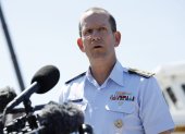 En la imagen, el contralmirante John Mauger, se refiere a la invesitgacion por le percance.