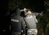Operativo. Uniformados policiales revisan los vehículos encontrados.