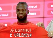 El jugador ecuatoriano Enner Valencia sostiene una camiseta del Club Internacional hoy, durante la rueda de prensa por su presentación como nuevo jugador del equipo en Porto Alegre (Brasil).