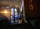 Un bus chocó con un vehículo de carga.