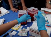 Personal de salud atiende a pacientes con VIH-sida, en una fotografía de archivo.