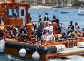 Imagen del barco Salvamar Macondo a su llegada al puerto canario de Arguineguín con decenas de migrantes. EFE/Quique Curbelo