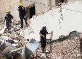 Personal de protección civil busca supervivientes entre los escombros de un edificio de 14 plantas derrumbado en Alejandría, Egipto, el 26 de junio de 2023
