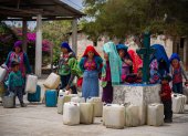 Indígenas mayas tzotziles, de la comunidad Guadalupe Shu’kun, llenan botes con agua el 22 de junio de 2023, en el municipio de Zinacantán, Chiapas (México).
