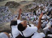 Visita. Un musulmán reza en el monte Arafat en la peregrinación del Hajj.