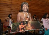 Visita. Miñiwa, uno de los últimos guerreros huaorani, llegó a Guayaquil con el grupo de viajeros.