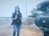 Labor. La periodista Lissette Ormaza en una cobertura comunitaria.