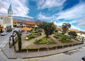 Ruta. El parque central del cantón Oña, un sitio turístico.