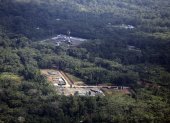 Explotación. Panorámica de instalaciones petroleras en el Yasuní.