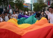 Cientos de personas se dieron cita en el lugar para celebrar el orgullo LGBTI.