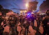 Nanterre (France), 01/07/2023.- Riot police forces secure the area in front of the Arc de triomphe amid fears of another night of clashes with protestors in Paris, France, 01 July 2023. Violence broke out all over France after police fatally shot a 17-year-old teenager during a traffic stop in Nanterre on 27 June. (Protestas, Disturbios, Francia) EFE/EPA/MOHAMMED BADRA