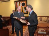 Xavier Simon, decano del Cuerpo Consular, entrega un presente al cónsul Jorge Friend.