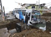 Un bus se encunetó en una de las zanjas que hay en las seis cuadras de la calle Argentina donde se trabaja.