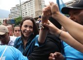 La líder opositora venezolana María Corina Machado, al saluda a seguidores, en Caracas (Venezuela).