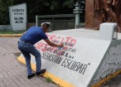 Un hombre pinta un monumento a las afueras de un cuartel militar hoy, en la ciudad de Tapachula, estado de Chiapas (México).