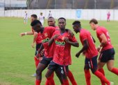 El equipo principal del Everest celebrando el gol de la victoria en el partido ante Filanbanco en torneo de Segunda.