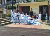 1. Bailes. En las escalinatas del barrio Las Peñas festejaron a Guayaquil con shows, músicas y concursos. Decenas de personas disfrutaron del festival. 2. Pregones. En la parroquia Pascuales al menos un centenar de personas realizaron el pregón por Guayaquil, la actividad se replicará en otros sectores.