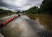 La rotura de una tubería inunda de combustible la desembocadura de un río en la Bahía de Panamá.