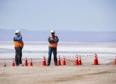 Pistas. Dos mineros en los exteriores de la mina subterránea de cobre Chuquicamata, en el desierto de Calama.