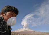 Las autoridades peruanas analizan la opción de evacuación de los habitantes en las cercanías del volcán Ubinas, de 5.670 metros de altura, en el sur del país