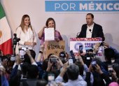 La precandidata a la presidencia de México por el Partido Acción Nacional (PAN) y el Frente Amplio por México, Xóchitl Gálvez (c), acompañada por el dirigente nacional del PAN, Marko Cortés (d), y su secretaria general, Cecilia Patrón (i), participan en un acto hoy, en la Ciudad de México (México).