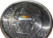 El nuevo chip, pese al trabajo que realiza, es pequeño, como puede verse en esta fotografía en la que aparece encima de una moneda.