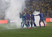En el Clásico del Astillero, los seguidores de Barcelona lanzaron bengalas a la cancha, cerca de los jugadores de Emelec