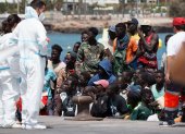 Travesía. Una embarcación con 157 inmigrantes llegó el martes 4 al puerto de Los Cristianos, en Tenerife.