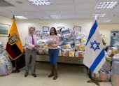 Implementos. El embajador Zeev Haarel entregó a la prefecta de Esmeraldas ayuda para los su provincia.