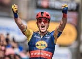 Mads Pedersen (Lidl Trek) tras pasar primero la meta de la etapa ocho.