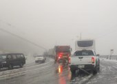 La caída de nieve en el sector de Papallacta sorprendió a los conductores.