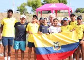Jugadores, cuerpo técnico y dirigente, luego del torneo sub-12 en Salinas.