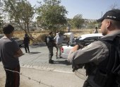Imagen referencial. Policía de Israel realizando inspección en vehículos.