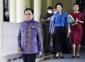 El primer ministro de Tailandia, Prayut Chan-o-cha, camina tras participar en una reunión de gabinete.