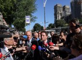 El ministro francés de Transporte, Clement Beaune (d) y Jean-Louis Georgelin, quien supervisa la reconstrucción de Notre Dame, hablan con los medios.
