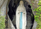 Una foto en la que se ubica a la gruta con la famosa imagen de la Virgen de Lourdes.
