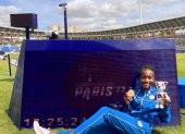 Kiara Rodríguez con la medalla de oro que ganó en la prueba de 100 metros en el Mundial  de Para- atletismo.