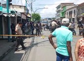 Esmeraldas. La policía acordonó el lugar donde ocurrieron los crímenes, en pleno centro de esta capital.