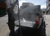 Cuota. Con 50 litros almacenados lavan hasta 25 carros pequeños, dicen los propietarios de lavadoras del sur de la urbe.