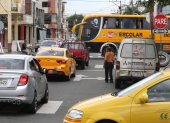 La falta de semáforo y el irrespeto a las señales de tránsito provocan trancones en las calles 4 de  Noviembre y Tulcán.