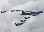 Los ejércitos surcoreanos y estadounidenses ejecutaron maniobras conjuntas con cazas y un bombardero B-52.