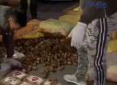 La Policía Nacional encontró la droga camuflada en camiones que transportaban sacos de papas.