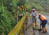 Trabajadores limpian un tramo de la vía Latacunga-La Maná, como medida preventiva por el mal tiempo que ha generado lluvias intensas.