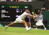 Wimbledon (United Kingdom), 14/07/2023.- Novak Djokovic of Serbia in action during his Men"s Singles semi-final match against Jannik Sinnner of Italy at the Wimbledon Championships, Wimbledon, Britain, 14 July 2023. (Tenis, Italia, Reino Unido) EFE/EPA/NEIL HALL EDITORIAL USE ONLY