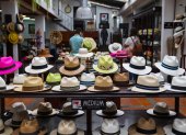 El sombrero de paja toquilla se exhibe en Centro Cultural Ecuatoriano en la capital española acoge la muestra "Hecho en Ecuador".