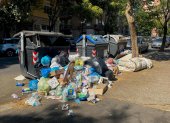 Grandes cantidades de basura sin recoger se evidencian en calles de Roma en las últimas semanas.