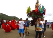 Procesión. Habitantes de El Palmar trasladan en andas a su patrona.