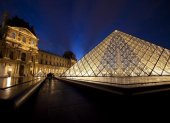 Vista de la pirámide de cristal, entrada al Museo del Louvre, en París.