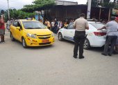Policías y colegas de los taxistas asesinados en un sector del centro de Naranjal.